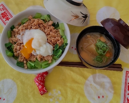 こんばんわ！温玉とろ〜りと、そぼろに合いますね^^茹でたみじん切り小松菜を添えました。豚汁と伴に！とってもおいしかったです^^ごちそうさまでした(*^_^*)