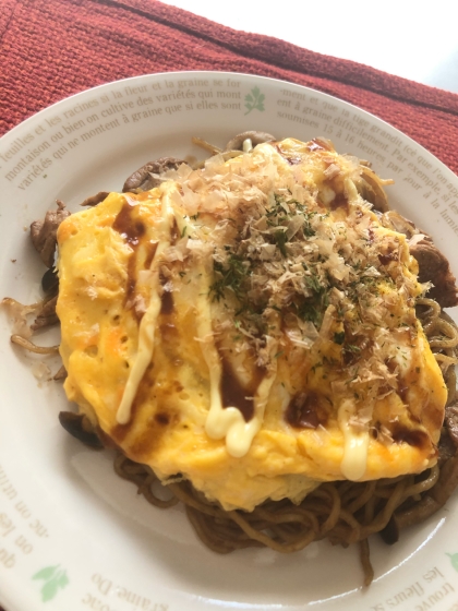 いつも焼きそば単体だけなので、卵も一緒に焼いて乗せてみました！(うまく包めず断念、、)美味しかったので次はしっかり巻けるように練習します！