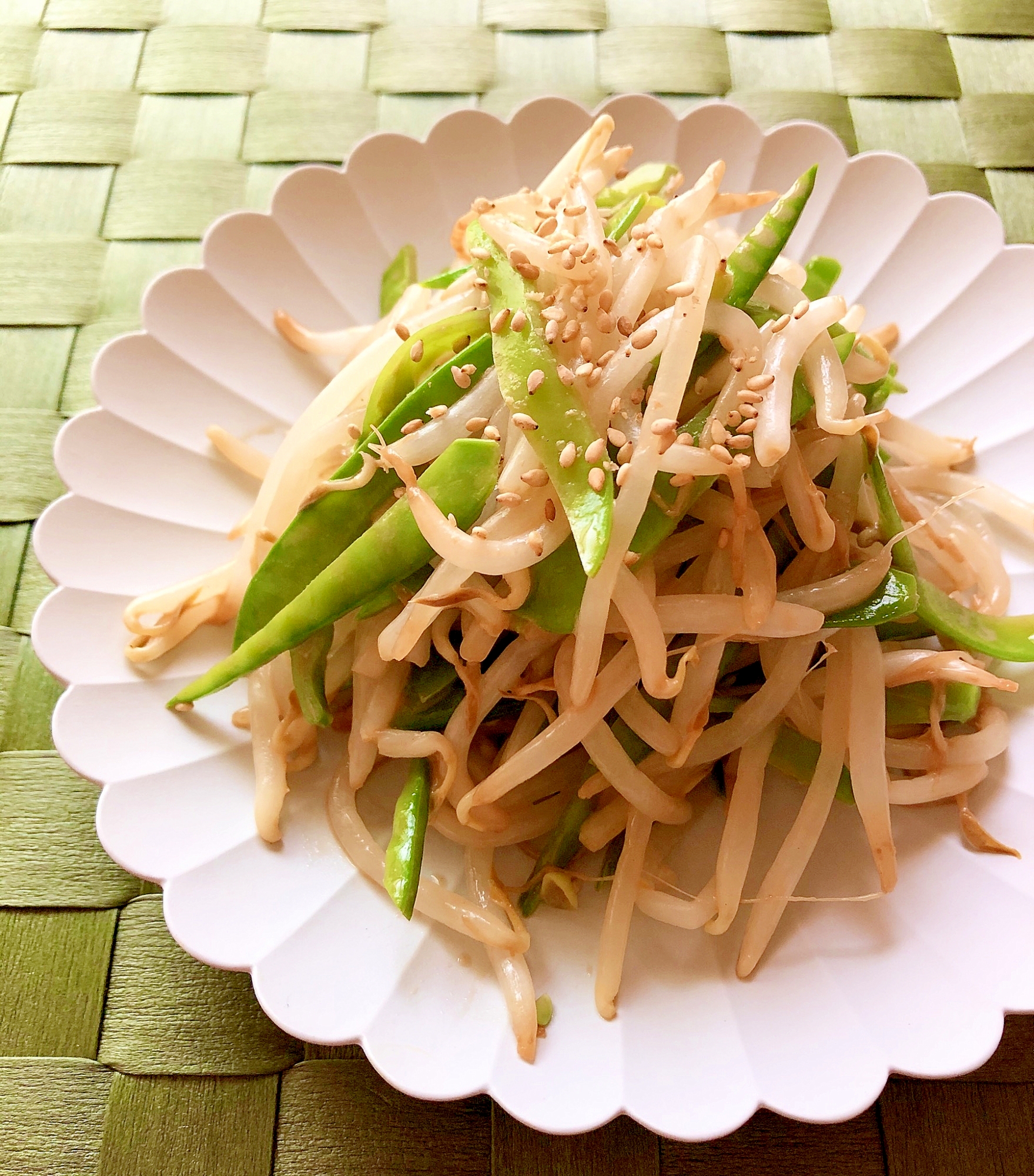 レンジで簡単！もやしと絹さやのオイマヨ和え