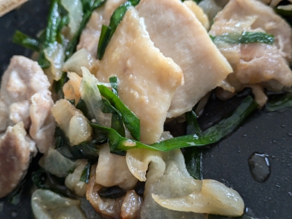 鶏肉と玉ねぎとニラのネギ塩ダレ炒め
