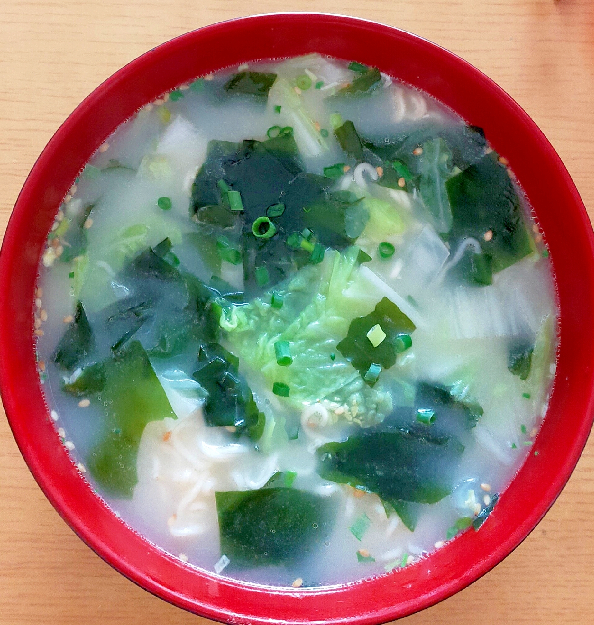 わかめとレタスと小ネギの豚骨ラーメン