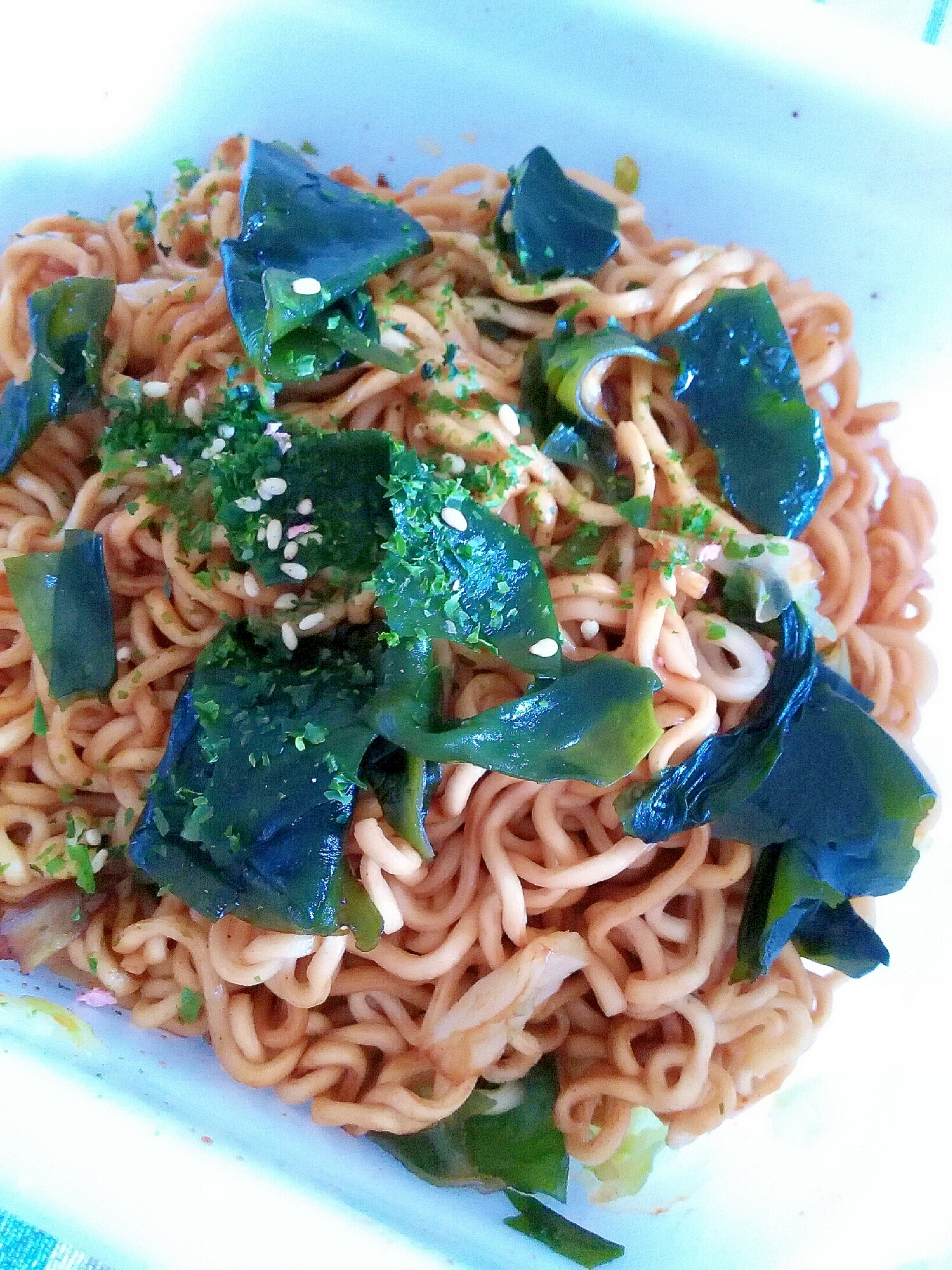 カップ焼きそばにカットわかめを加えたところ