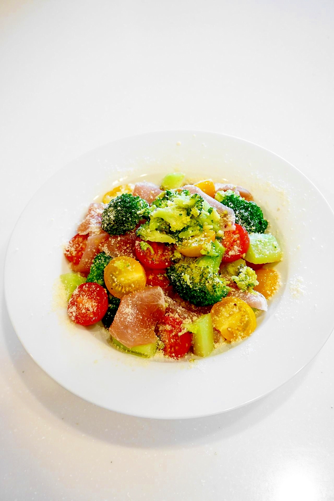 食べて美人に!ブロッコリーとトマトと生ハムのマリネ