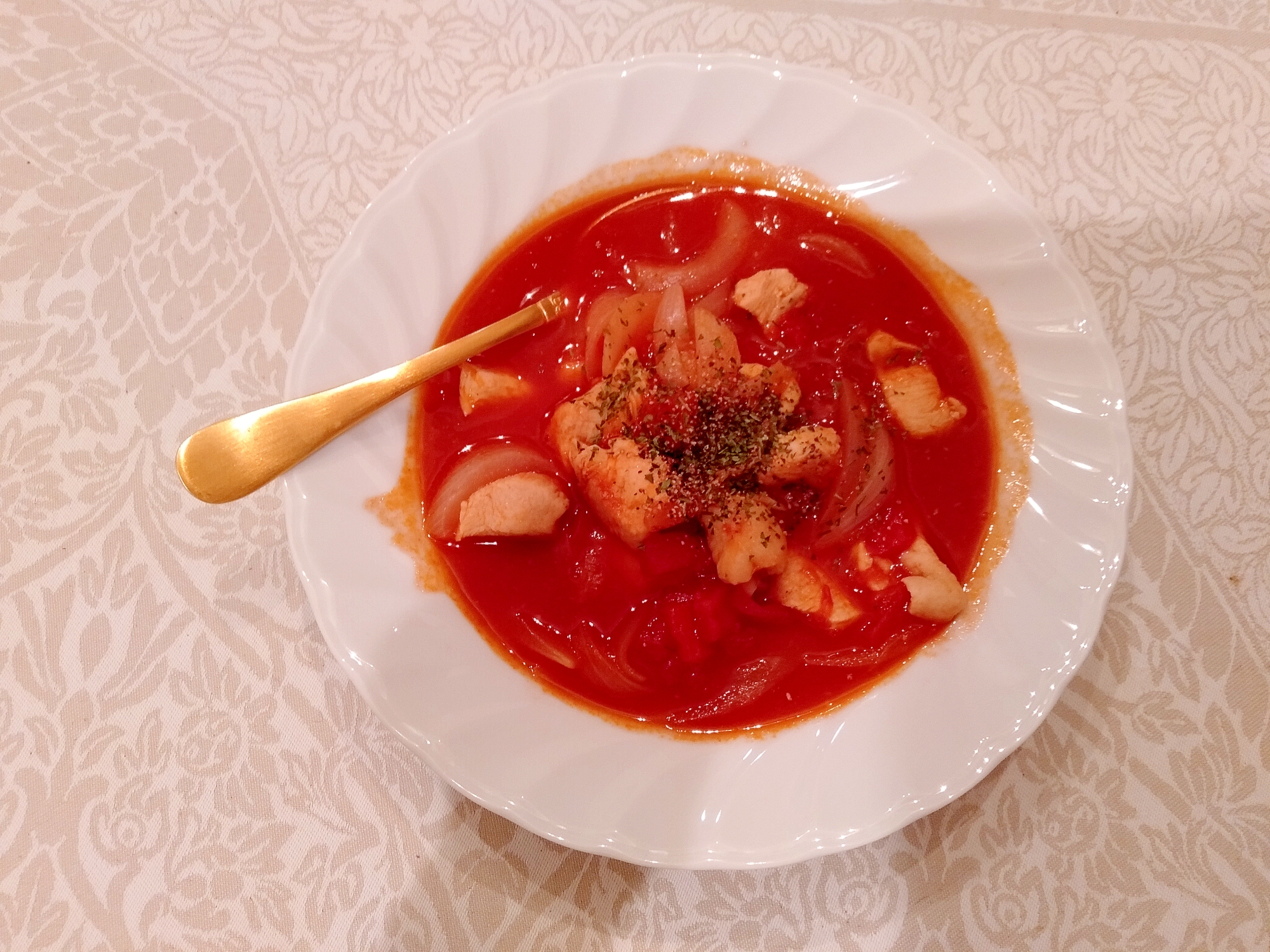 鶏胸肉とトマト缶のスープ