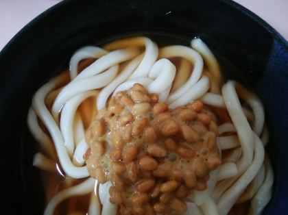 ゴマ風味の納豆がけの冷やしうどん