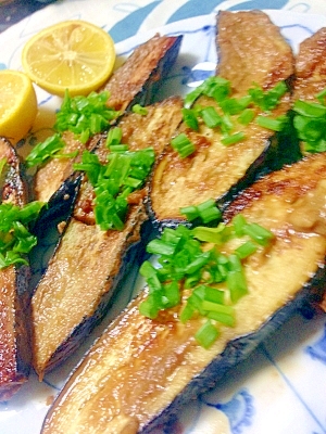 茄子の醤油と粉チーズ炒め