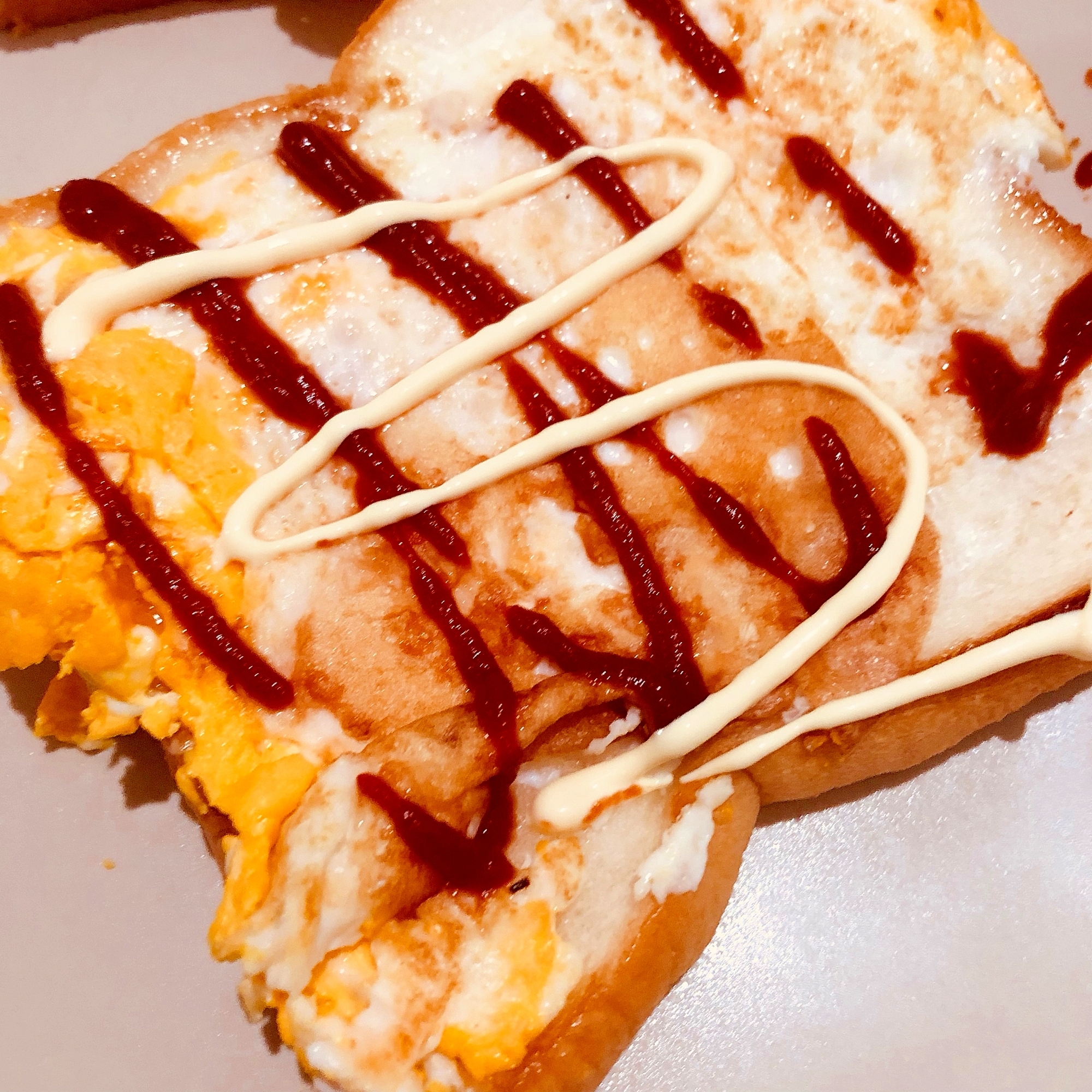 目玉焼きとマヨネーズケチャップトースト