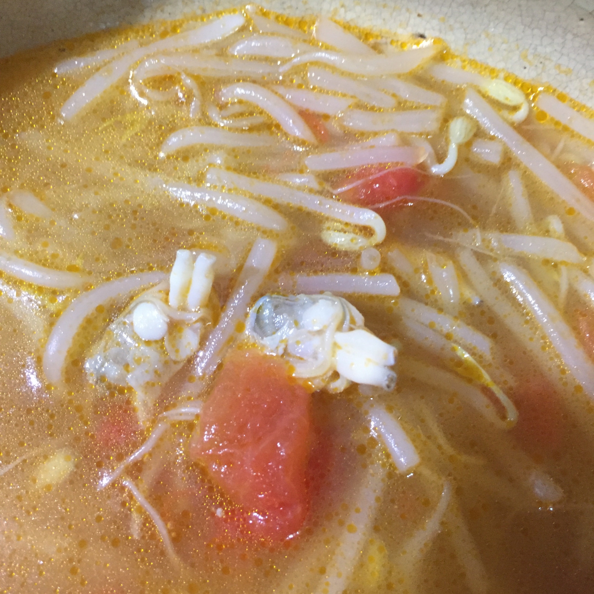 あさりの出汁で もやしとトマトの簡単スープ
