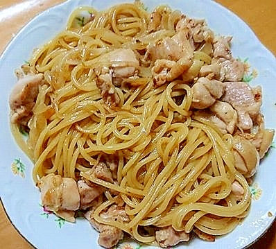 鶏肉と玉ねぎの胡麻マヨ醬油パスタ