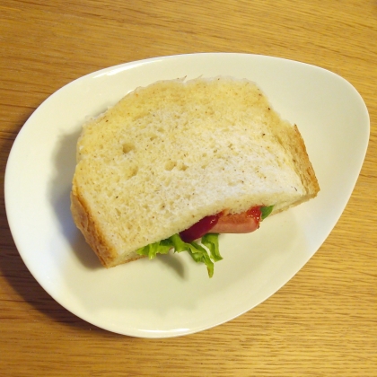 食パンをポケット状にして具を挟んだサンドイッチ