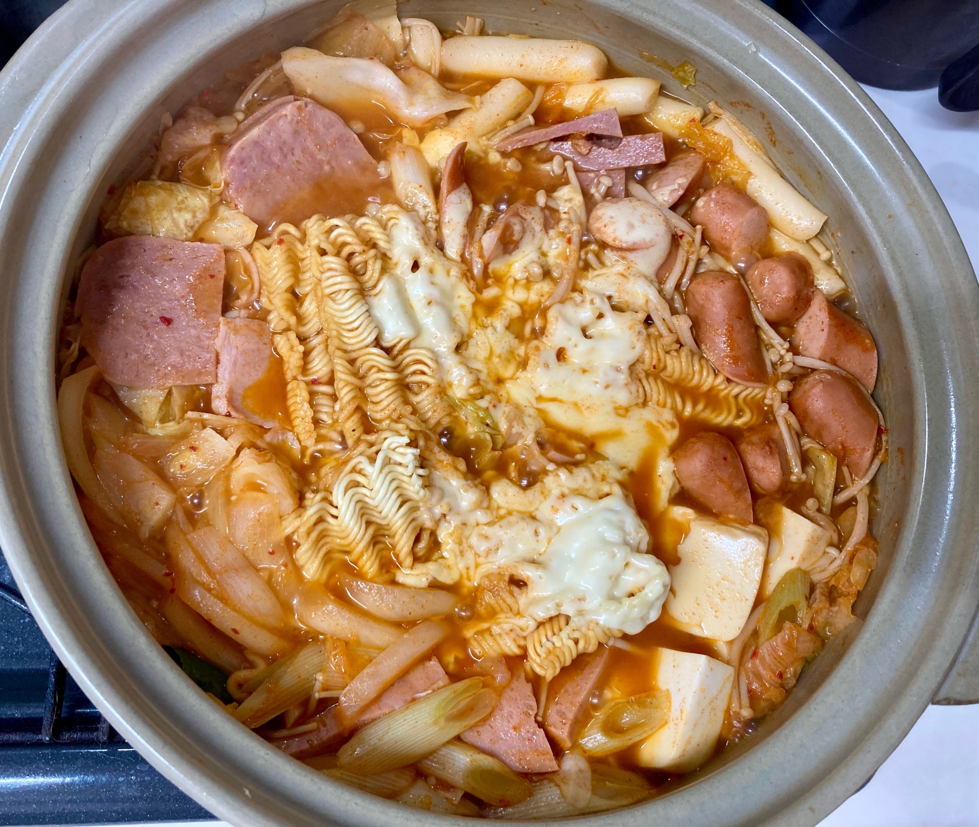 韓国のプデチゲ鍋、フウフウ汗をかきながら食べる鍋