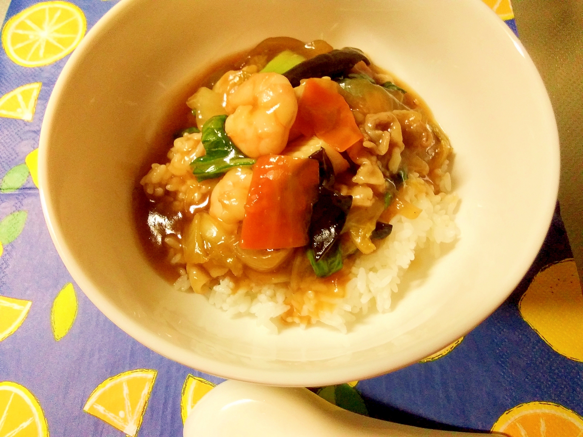 野菜たっぷりお肉も魚介もとれる中華丼