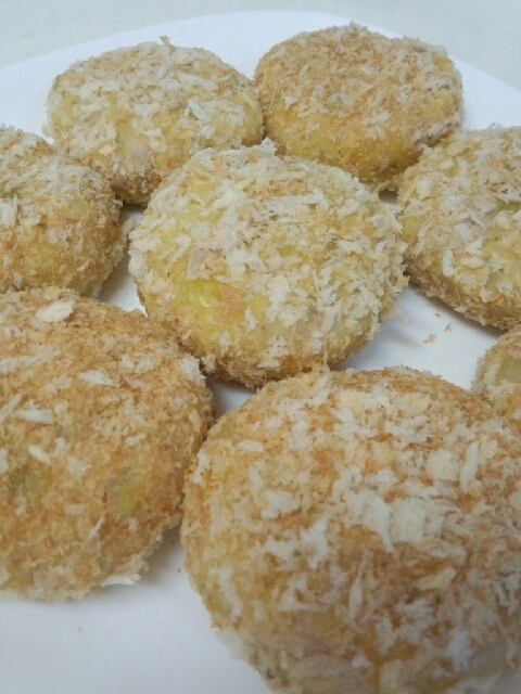 白いお皿に盛り付けられたツナとさつまいものコロッケ