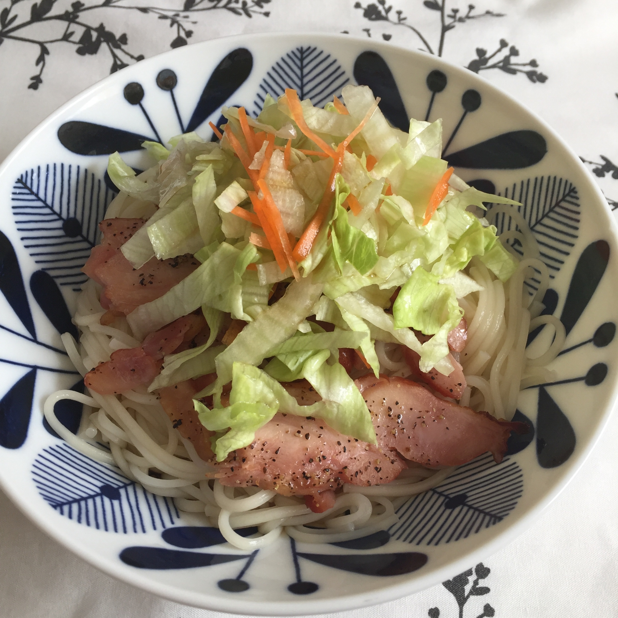 白石温麺でサラダ風 鶏ももスモーク冷やし麺 ♪