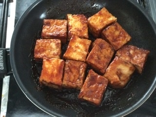 揚げて絡めるだけ！厚揚げのヤンニョムチキン風♫