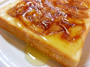 白い皿にのったハチミツとシナモンシュガーのトースト