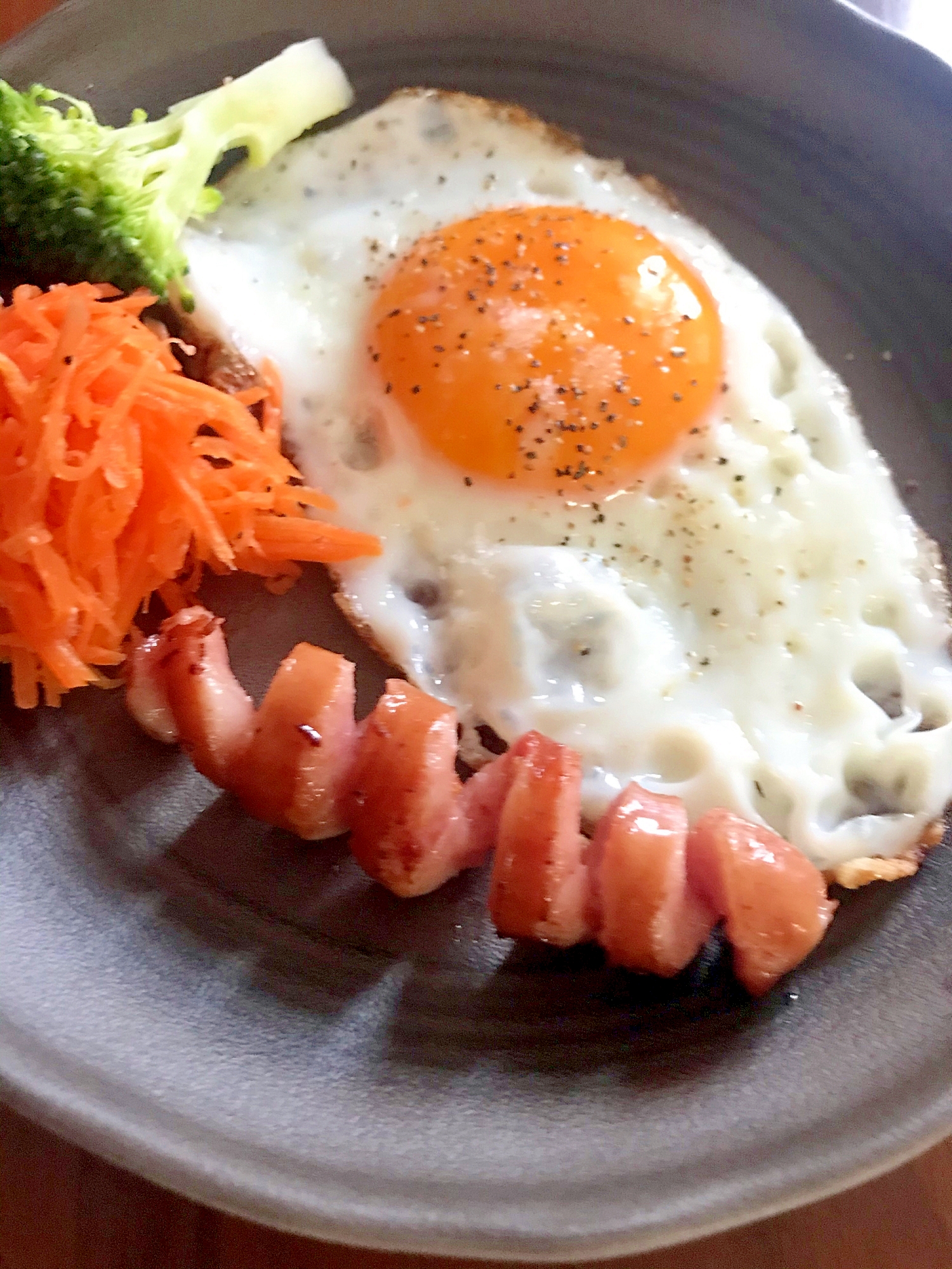 バネのようにぼよよ〜ん♡ぐるぐるソーセージ目玉焼き