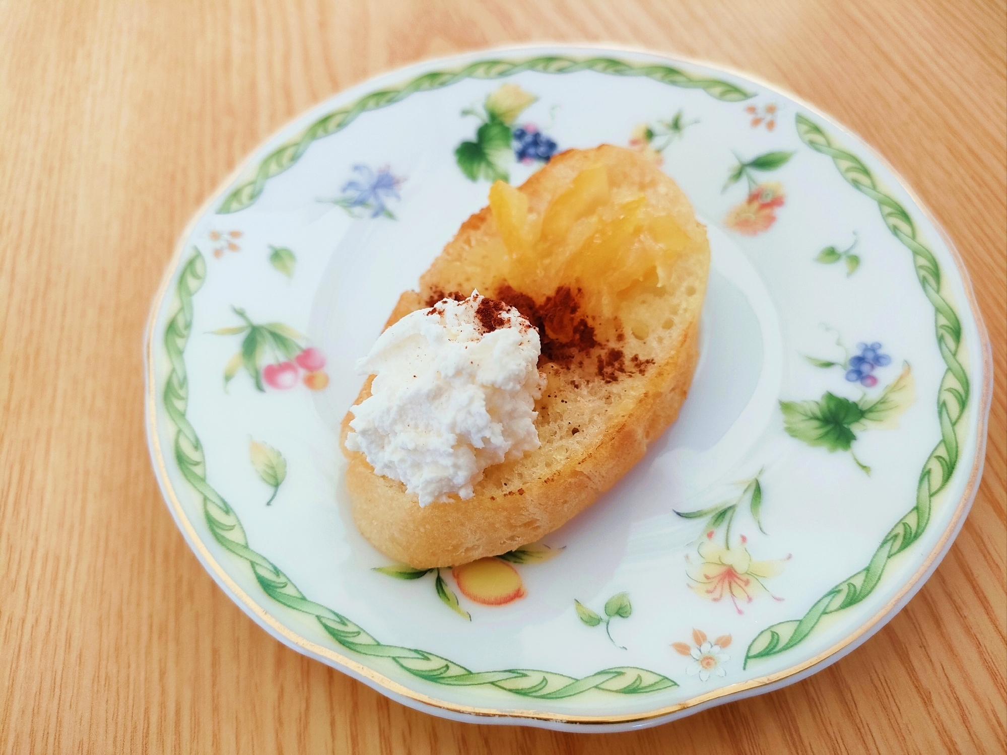 クリームチーズと柚子ジャムとココアのカナッペ