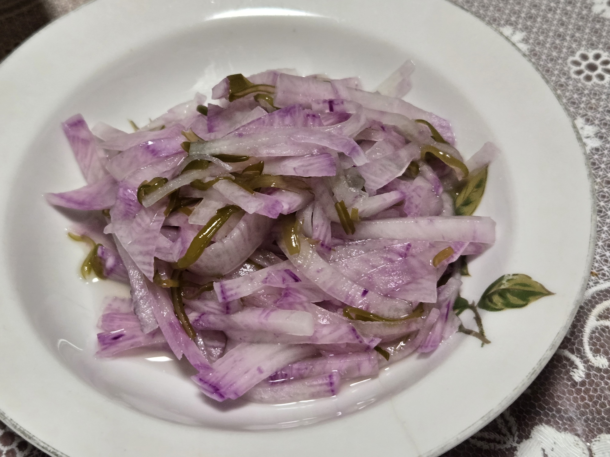 紫大根と味付きめかぶの和え物