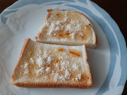マーマレードと粉チーズのトースト