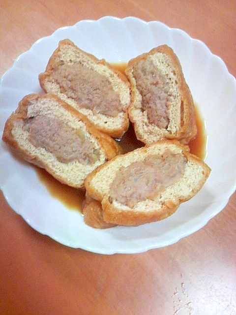 白い皿に盛り付けた栃尾揚げの肉詰め