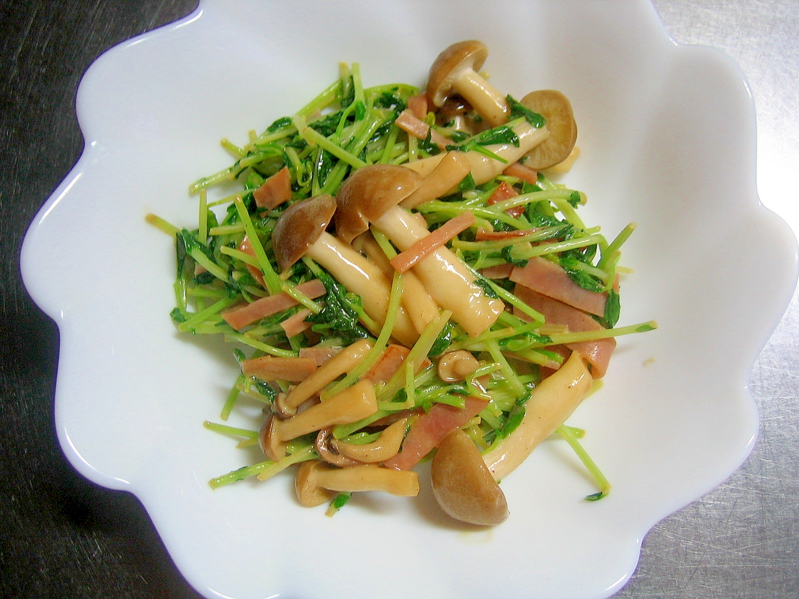 豆苗＆しめじ＆ハムのマヨ醤油炒め