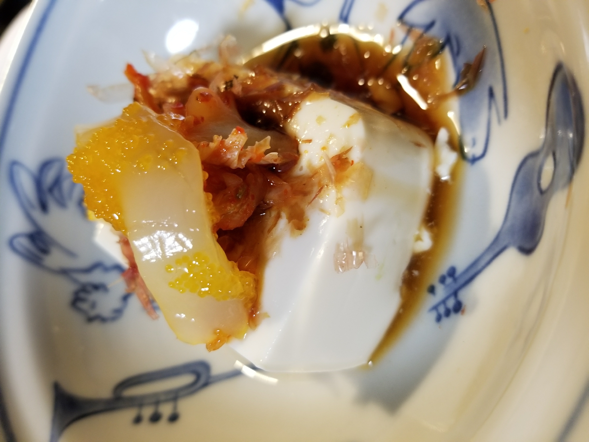 キムチとお黄金イカの小鉢湯豆腐