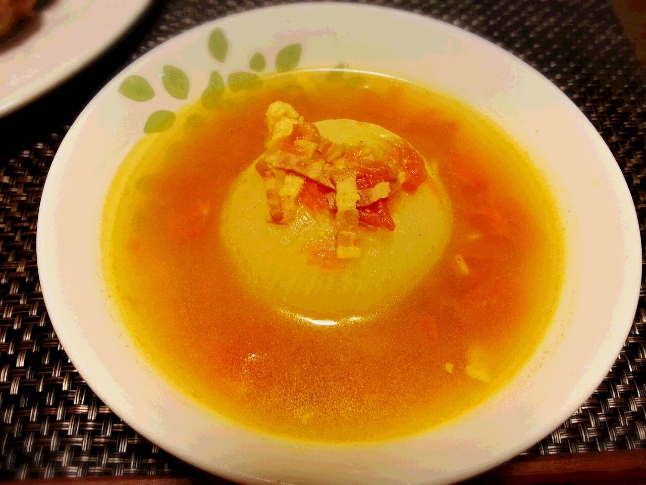 丸ごと玉ねぎのスープ★ トマトカレー風味♪