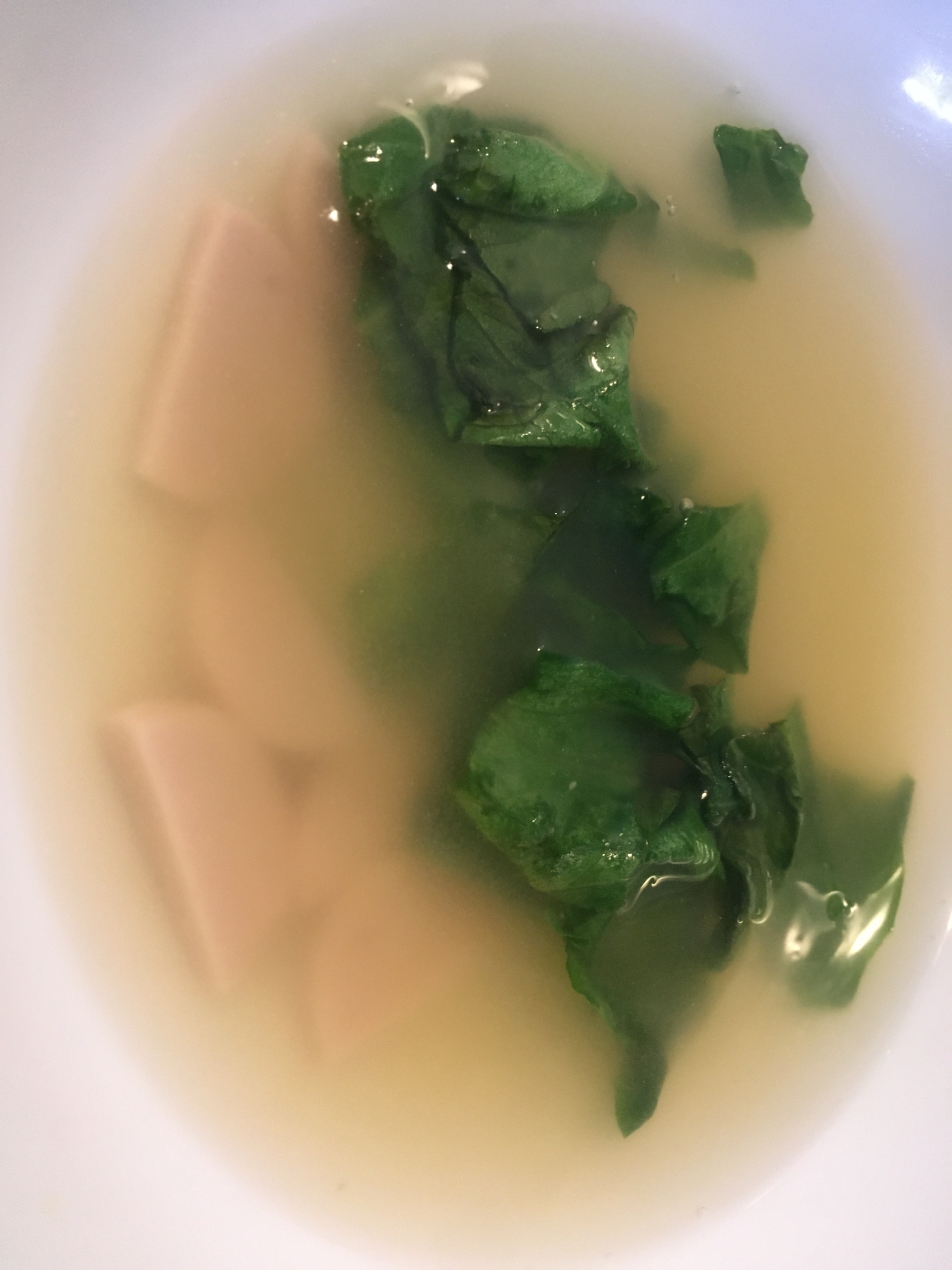 レタスと魚肉ソーセージの味噌汁