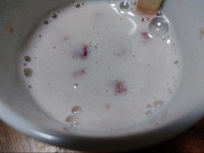 牛乳とカルピスと苺のゆるめのヨーグルト