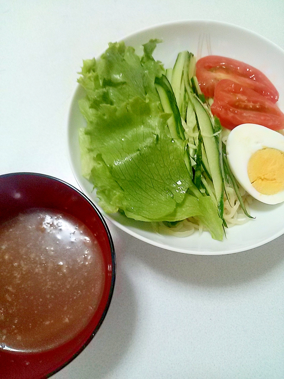 たっぷり野菜と卵でヘルシーつけ麺