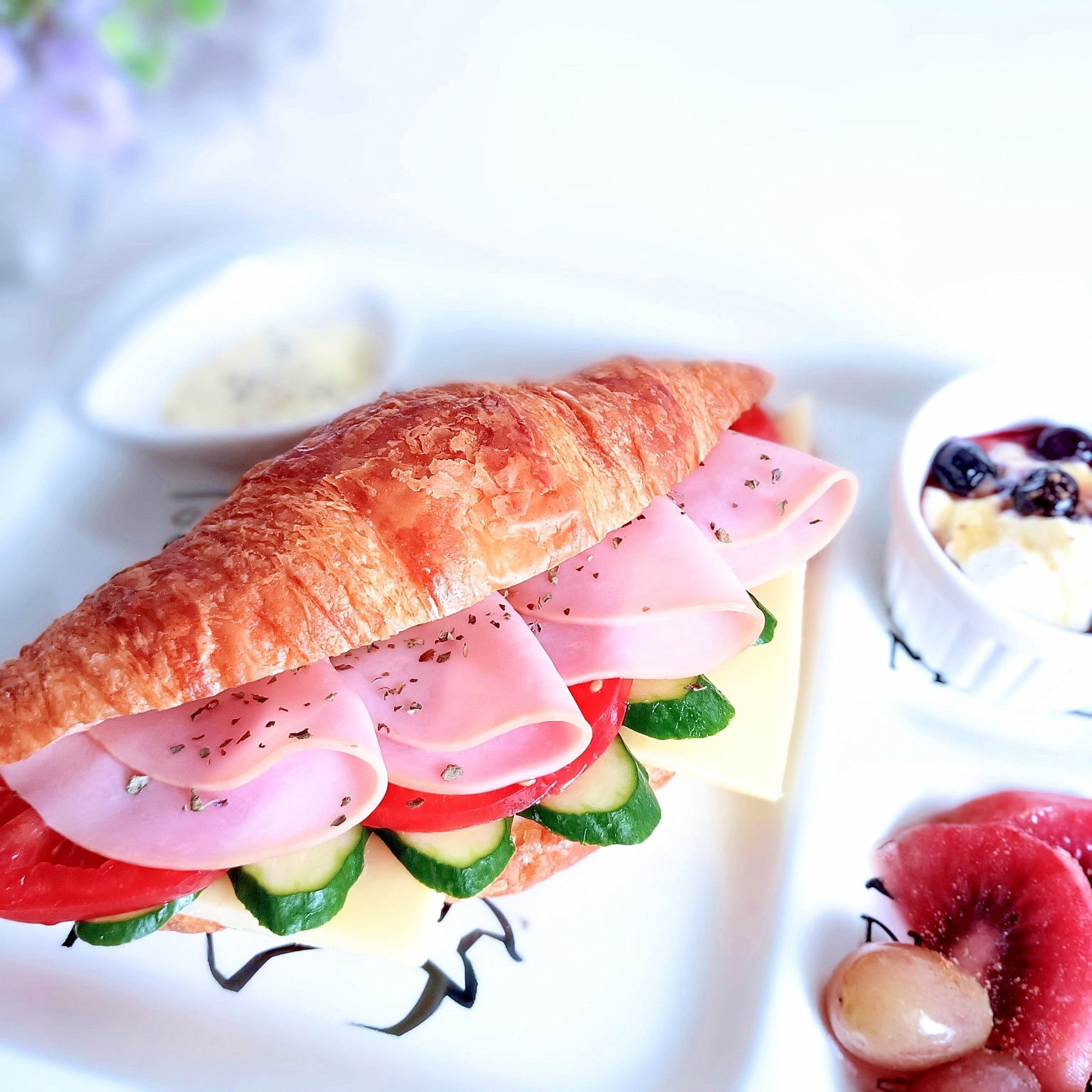 麹生活☘️ ハムとチーズのクロワッサンサンドꕤ୭*