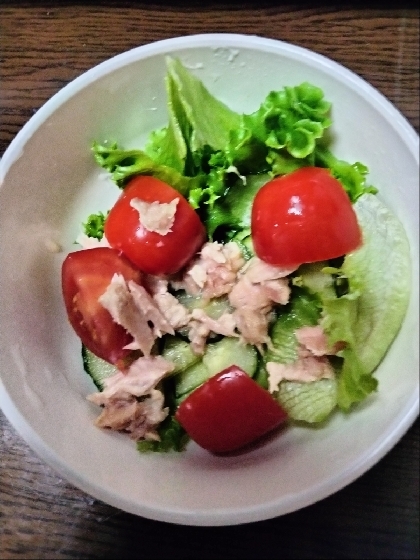 レタスとミニトマトとツナのマヨサラダ