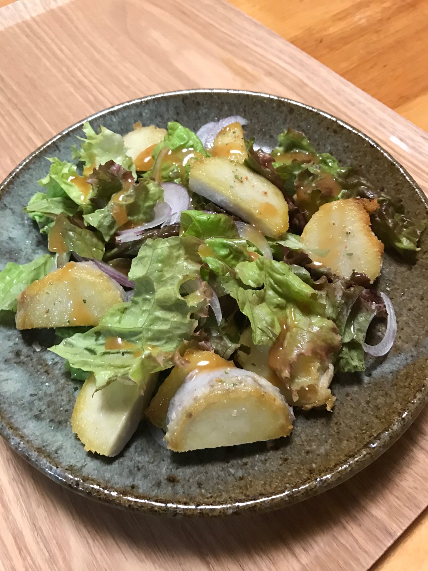 揚げ焼き里芋とサニーレタスのサラダ