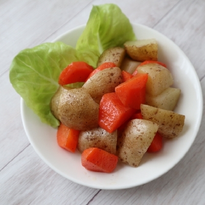 じゃが芋と人参のバターソテー付け合わせ、キャンプ飯