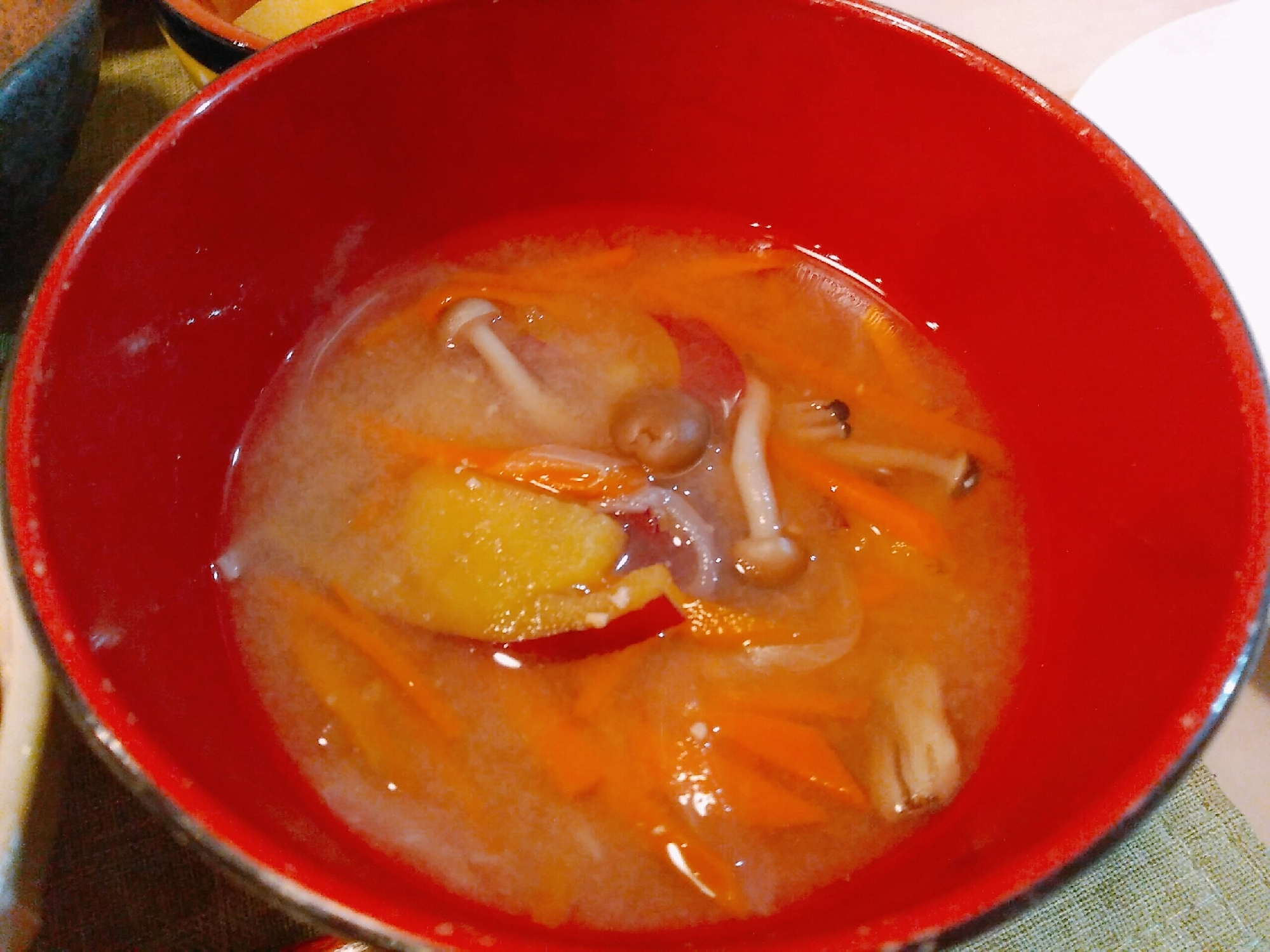 秋の旨味たっぷり♪さつまいもと茸、根菜のお味噌汁☆