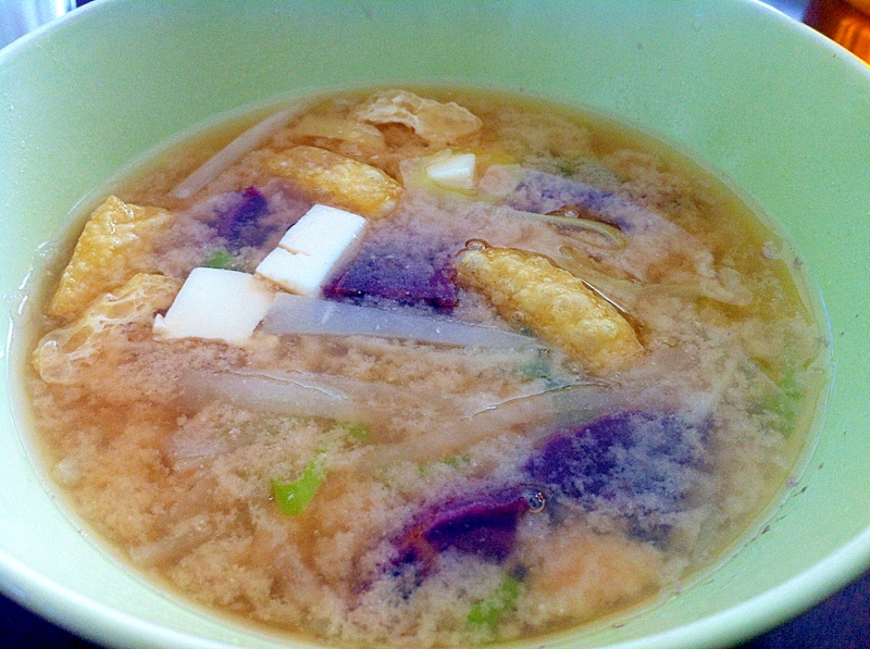 紫芋とねぎのお味噌汁
