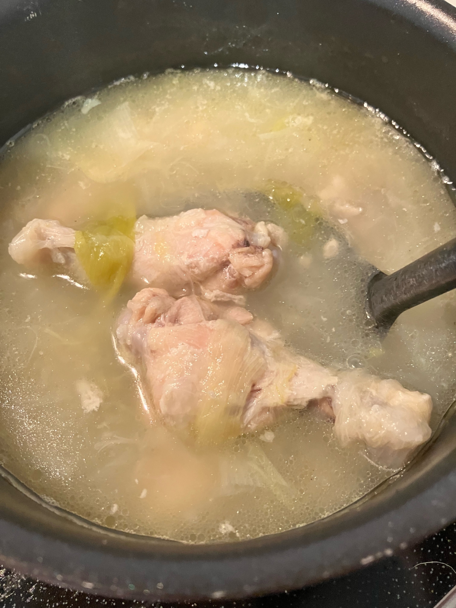 骨付き鶏肉のスープ