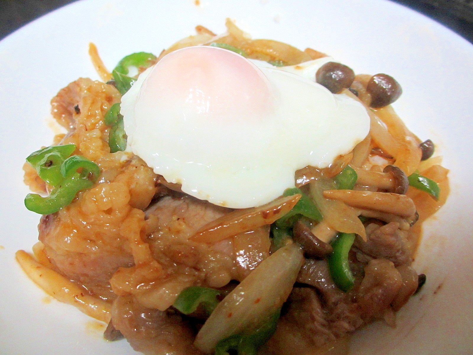 牛肉と野菜のコチュマヨ炒め卵のっけ丼