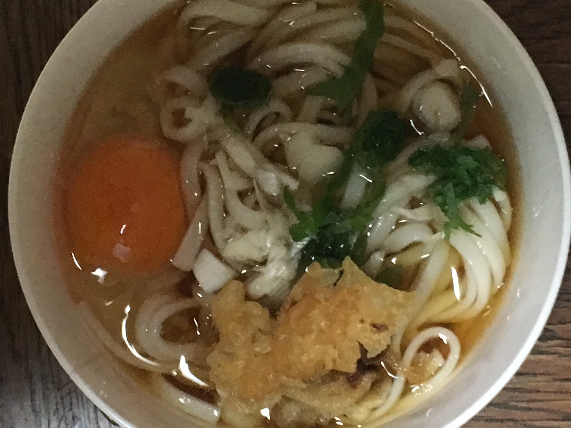 卵、天かす、ネギ、大葉の冷やしうどん