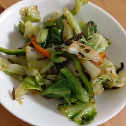 キャベツとピーマンの塩昆布炒め