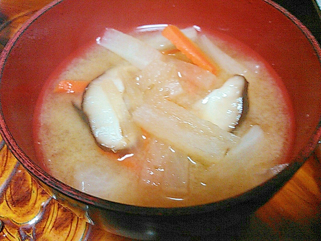 大根にんじん椎茸の味噌汁