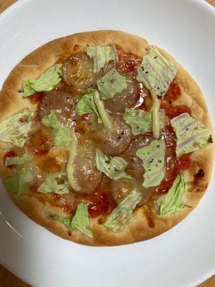 日本ハムのあら挽きソーセージピザを使いました。ピザにキャベツ初めて乗せましたがおいしかったです。