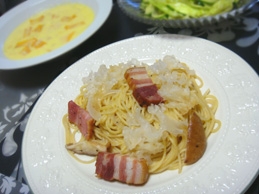 夕食はパスタよ♪バジル味も良いけど中華味も美味しいですね♪きくらげはちょっと驚き～食べたら食感がマッチ♪ナイスでしたよ（*^_^*）ベーコンで旨みがアップね