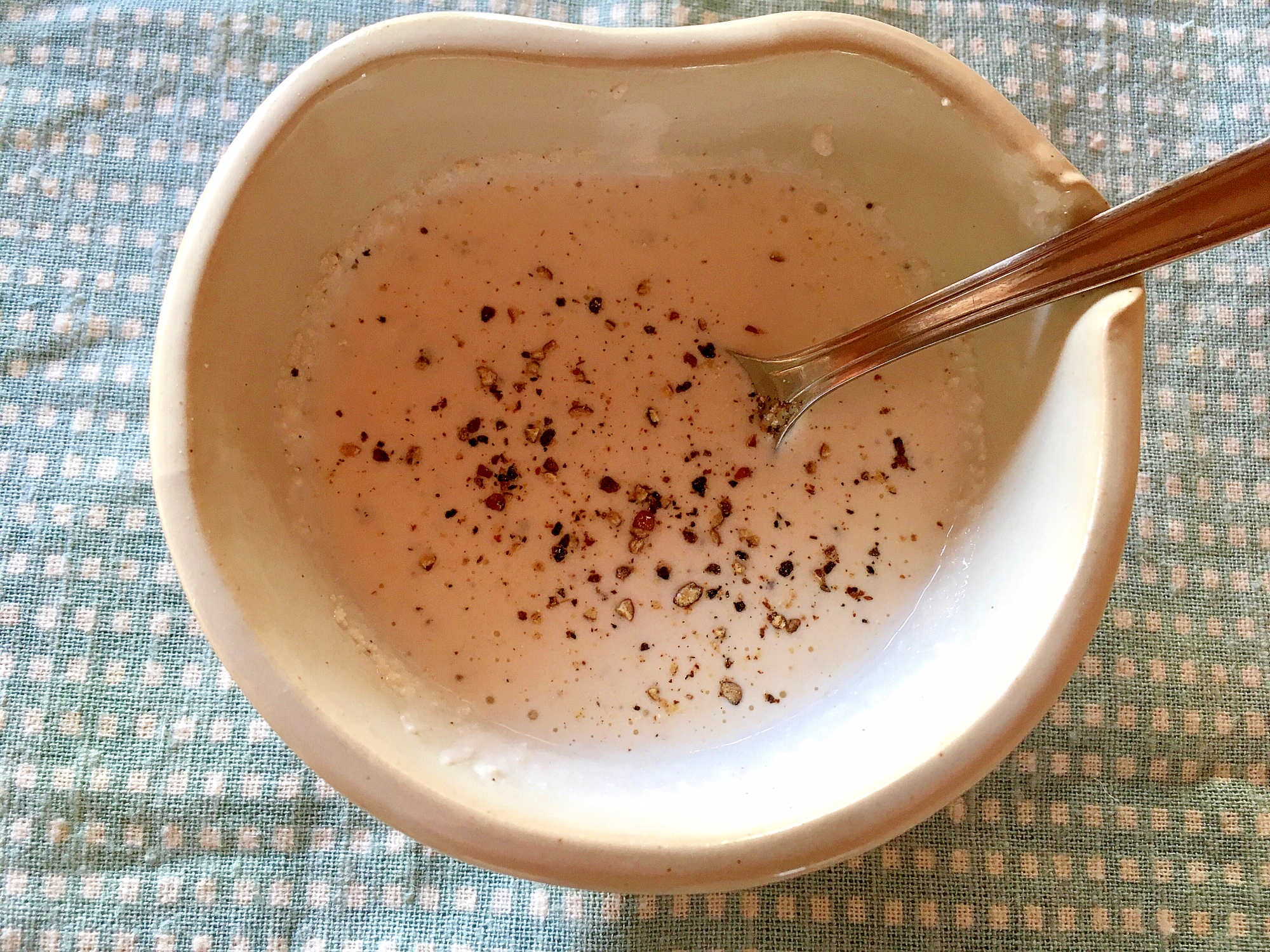 白い器に盛り付けられたカボス風味のシーザードレッシング