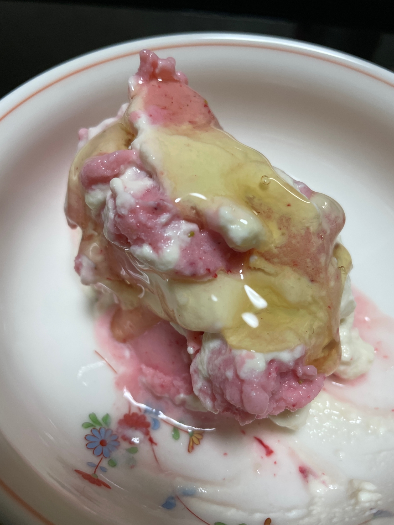 苺アイスクリームと豆乳ヨーグルトのハチミツかけ