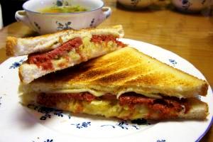 器にカットされたルーベンサンドが盛られている