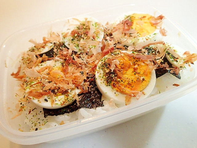 お弁当　海苔とゆで卵の山葵ふりかけおかかご飯