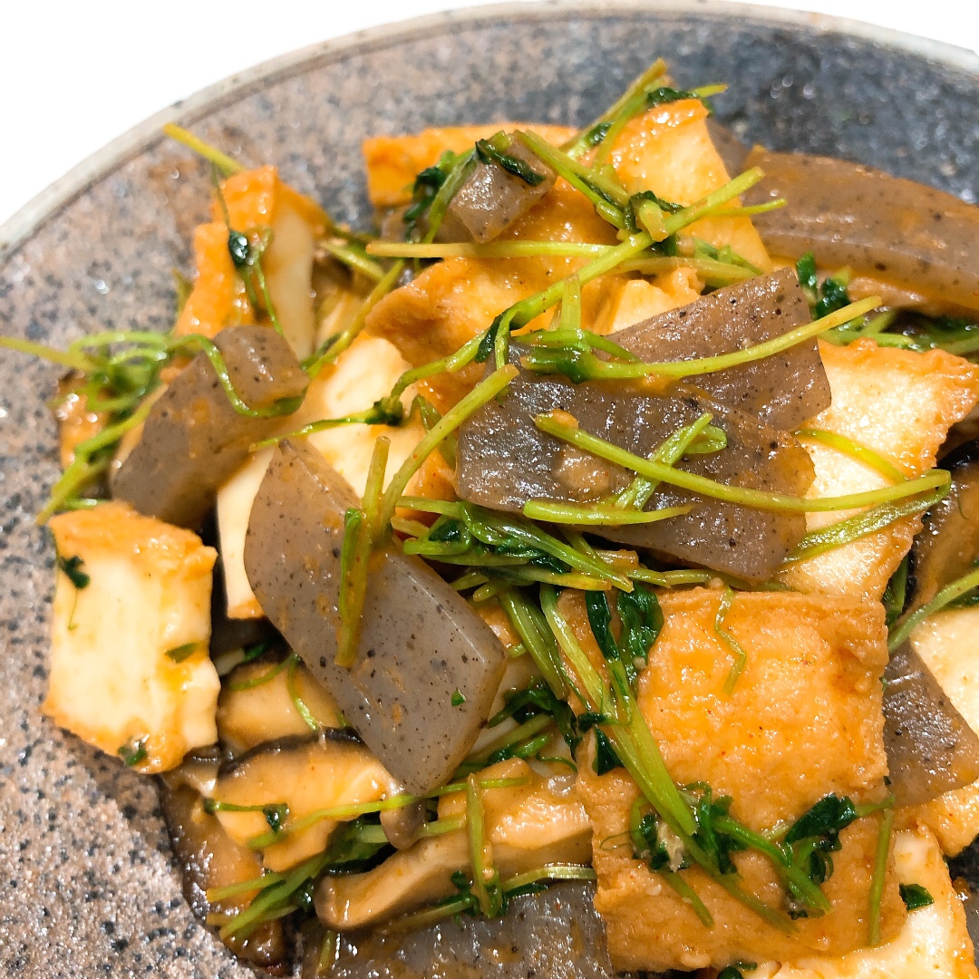 節約ヘルシー！豆苗と蒟蒻厚揚げのピリ辛炒め！