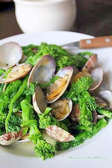 あさりと菜花のワイン蒸し